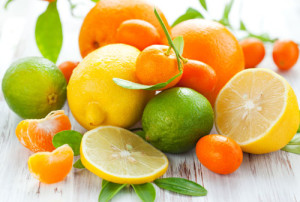 Febbraio è la stagione ideale per gustare gli agrumi e in particolare le arance che, a sorpresa, sono anche delle ottime alleate del peso forma: l'80-90% della loro consistenza infatti è fornita dall'acqua, cui poi si aggiungono fruttosio, una buona percentuale di sali minerali e di vitamine (a cominciare dalla C, ma anche del gruppo B e P), molti acidi organici (tra i quali l'acido citrico) e fibre. I nutrizionisti concordano nel sottolineare come le arance siano un'ottima fonte di antiossidanti, che oltre a essere in grado di contrastare l'invecchiamento cellulare causato dai radicali liberi, contribuiscono a rendere più forte il sistema immunitario e più attivo il metabolismo. Mettile nell'insalata: sono diuretiche Oltre a mangiarle al naturale o in macedonia, le arance sono ottime per essere abbinate agli ortaggi nella preparazione di insalate. Le arance rosse sono le più interessanti per chi vuole dimagrire, grazie soprattutto all'azione antiossidante della cianidina 3, un antiossidante che abbonda in questo frutto (50 mg per 100 grammi circa). Le arance rosse contengono calcio, fosforo, potassio, ferro, selenio e diverse vitamine fra cui, oltre alla già citata C, la A, la B1 e la B2. E poi le arance rosse sono un'ottima fonte di acido citrico che, una volta nell'organismo, abbassa il pH, cioè l'acidità, migliora i processi digestivi, riduce la glicemia e aiuta a conservare attivo il metabolismo.